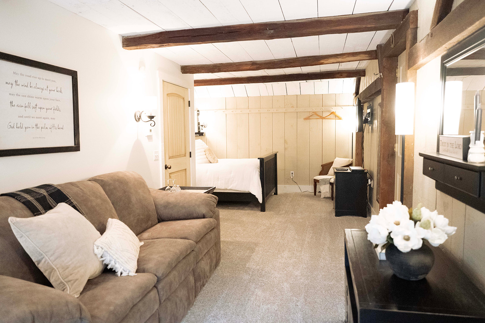Shaker Suite overview with bed and sitting area